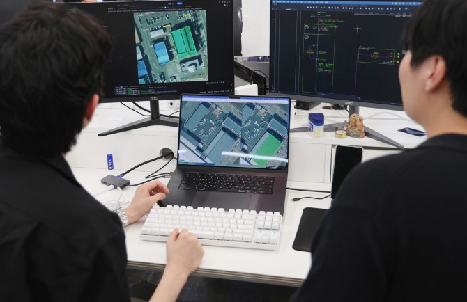 에이치에너지 인공지능(AI)팀이 태양광 발전소 설치를 위한 잠재부지를 탐색하고 있다. AI 기술로 건물 지붕의 입지와 형태를 분석해 설치 가능한 설비용량과 예상 발전량을 산출하고, 발전소 개발에 필요한 업무를 자동화하고 있다. 사진=에이치에너지