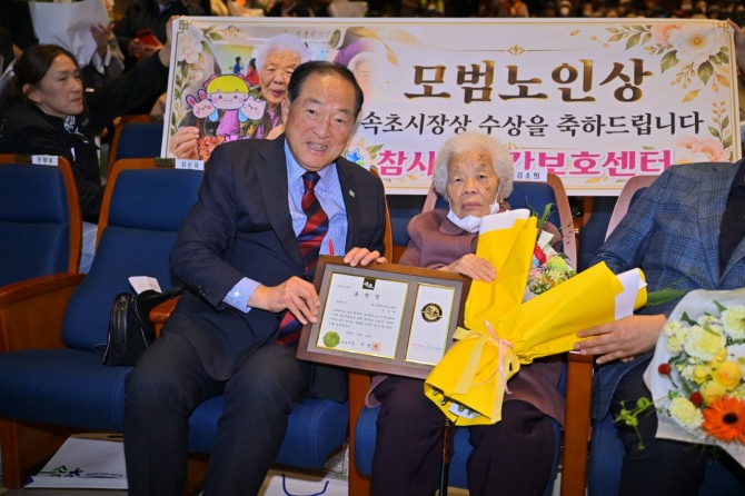 이병선 속초시장이 28일 노인의 날을 맞아 모범 노인에게 상을 전달했다. 사진=속초시