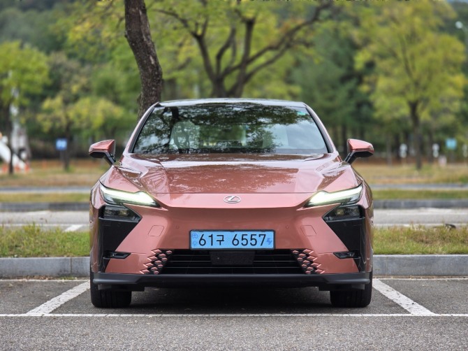 렉서스 'ES350e VIP'. 사진=최태인 기자