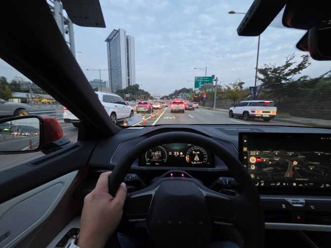 렉서스 'ES350e VIP'. 사진=최태인 기자