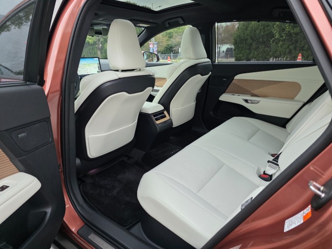 렉서스 'ES350e VIP'. 사진=최태인 기자