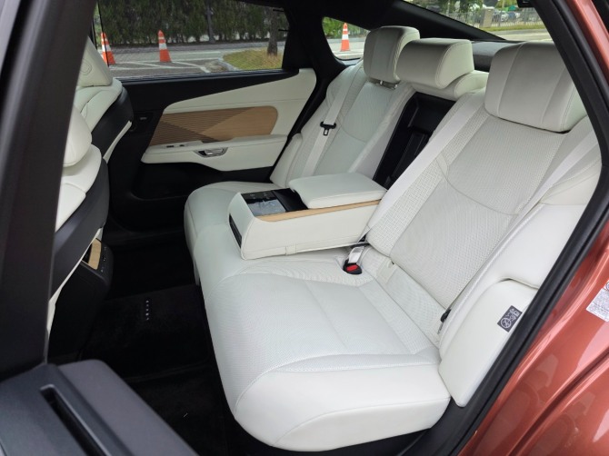 렉서스 'ES350e VIP'. 사진=최태인 기자