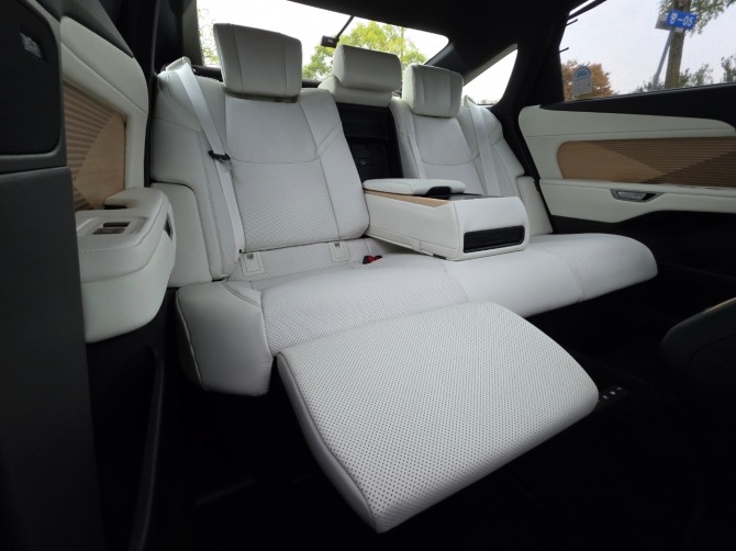 렉서스 'ES350e VIP'. 사진=최태인 기자
