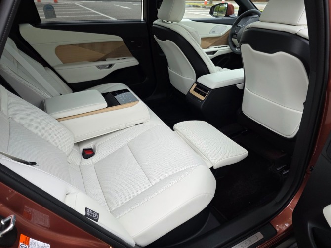 렉서스 'ES350e VIP'. 사진=최태인 기자