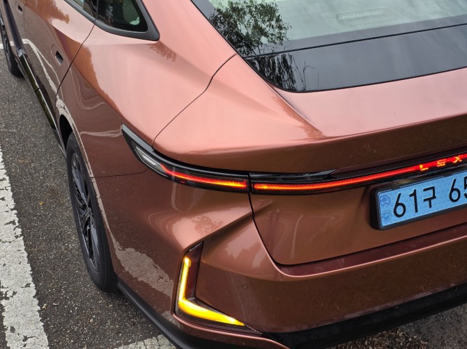렉서스 'ES350e VIP'. 사진=최태인 기자