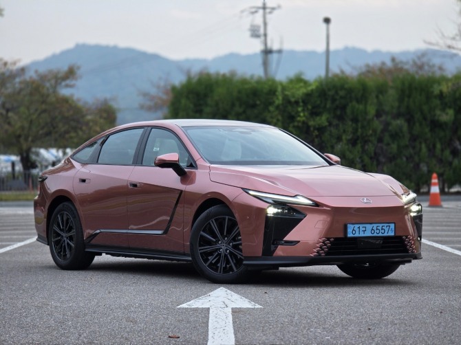 렉서스 'ES350e VIP'. 사진=최태인 기자