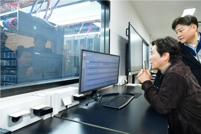 경산시가 초거대 AI 클라우드팜의 GPU를 112장으로 확충하고 국산 AI반도체 실증을 추진하고 있다. 조현일 경산시장이 지난 3월 경북IT융합산업기술원 내 클라우드팜센터를 방문해 시설 운영 현황을 점검하고 있다. 사진=경산시