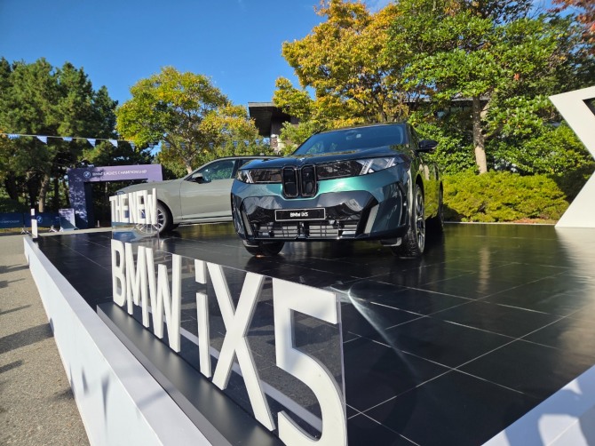 BMW 레이디스 챔피언십 갤러리 플라자에 전시된 차. 사진=글로벌이코노믹