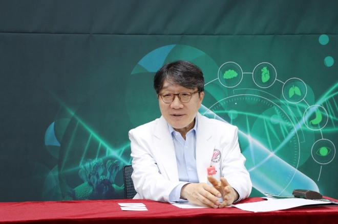 김양수 한림대학교성심병원 감염내과 교수가 10월 27일 경기도 안양시 평촌동 한림대학교성심병원에서 열린 미디어라운드테이블에서 항생제 내성 문제와 맞춤형 치료 연구에 대해 설명하고 있다. 사진=한림대의료원