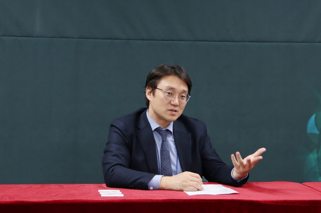김용균 한림국제항생제내성센터장이 10월 27일 경기도 안양시 평촌동 한림대학교성심병원에서 열린 미디어라운드테이블에서 개인 맞춤형 항생제 조합을 찾는 '콤비안트' 진단기술에 대해 설명하고 있다. 사진=한림대의료원