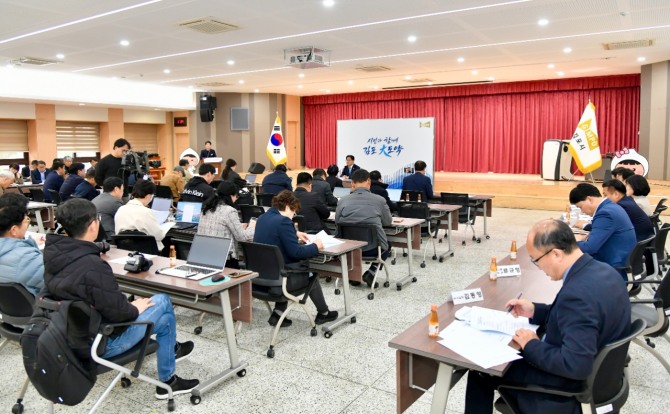 이기형 김포시장이 29일 김포아라지역이 국토부의 수도권 택지 신규지역 후보지에 오른 것과 관련 기자회견을 하고 있다. 사진=김포시