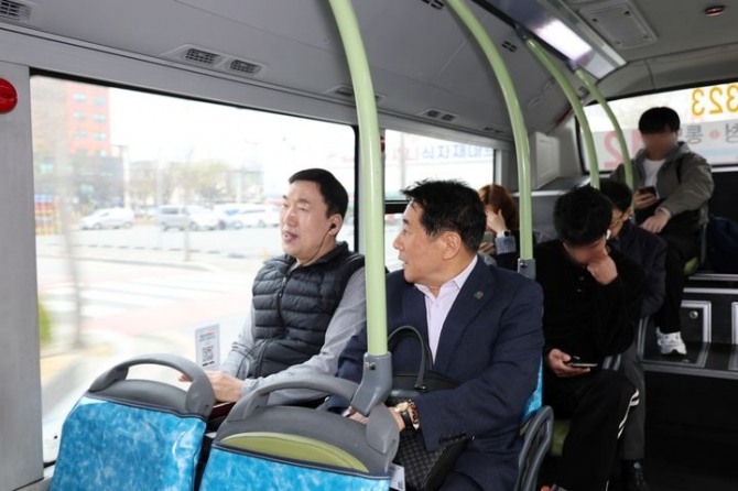 나동연 양산시장이 지난 3월 30일 시내버스를 이용해 출근하고 있다. 양산시는 나 시장의 교통복지 공약인 청소년 버스비 무료화를 정부 K-패스와 연계해 추진하면서 재원 분담 방식과 시행 시기를 재검토하고 있다. 사진=뉴시스·양산시