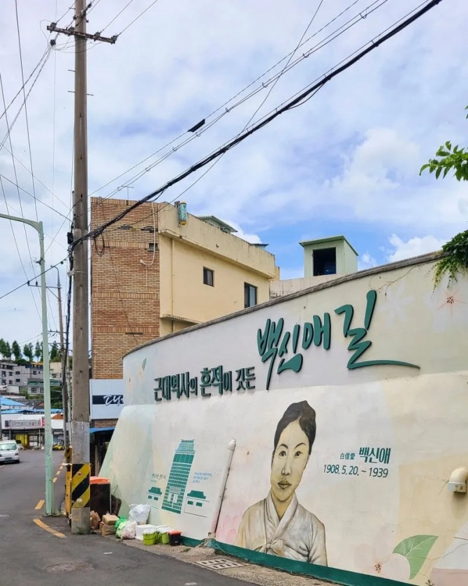 경북 영천시 원도심 백신애길에 조성된 문학 벽화. 영천시는 이 일대에 청년창업 점포를 조성하고, 최대 3220만원의 창업비용 지원과 지역 청년기업 56곳의 판로 확대를 통해 원도심 상권 활성화를 추진하고 있다. 사진=영천시 블로그