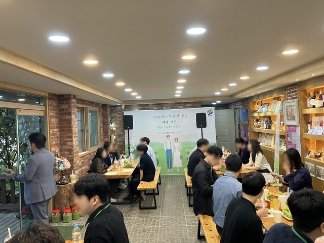 지난해 11월 2일 영천의 한 와이너리에서 열린 '영천愛 와인&다인' 청춘남녀 만남 행사. 영천시는 지난해 세 차례 행사에서 18쌍을 매칭했으며, 이 가운데 7쌍이 실제 교제를 이어간 것으로 조사됐다. 사진=영천시