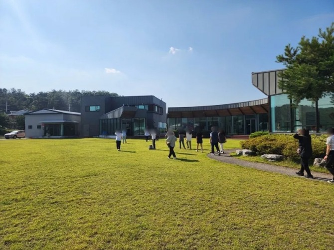 경북 영천시 대창면에 위치한 블루썸와이너리. 영천시는 오는 11월 14일 이곳에서 미혼남녀 16명이 참여하는 '청춘공감 매칭&힐링스테이' 2기 행사를 열고 와인 만들기 체험과 일대일 스피드데이트, 커플 매칭을 진행한다. 사진=영천시 블로그