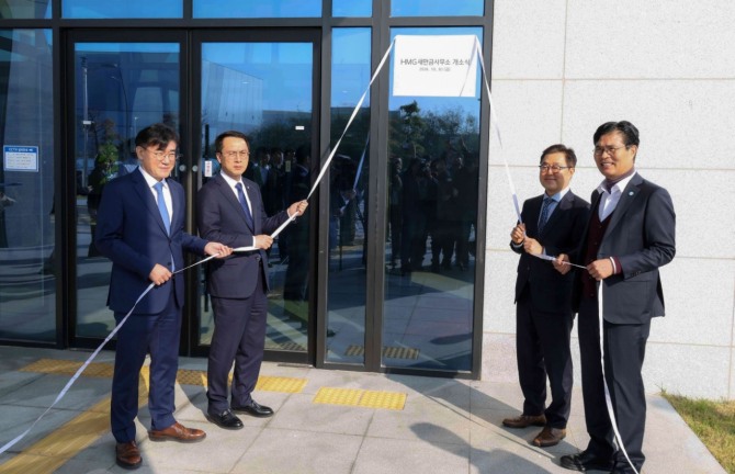 김재준 군산시장(왼쪽부터), 문성요 새만금개발청장, 신승규 현대차그룹 RH PMO 담당 부사장, 이원택 전북특별자치도지사가 30일 전북 군산시 자동차융합기술원 미래모빌리티테크센터에서 열린 'HMG 새만금사무소 개소식'에서 현판을 제막하고 있다. 사진=현대차그룹