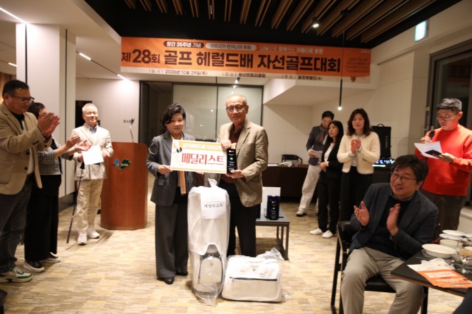 메달리스트를 차지한 한용외 인클로버재단 이사장. 사진=골프헤럴드