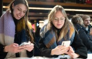 애플, AI 아이폰 유럽 출시 보류에 삼성전자 ‘방긋’
