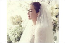 최지우 결혼, 은방울꽃 부케 꽃말은?…순백의 웨딩화보 공개