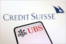 크레디트스위스 인수 거래 후 UBS은행 주가 14% 하락, CS 주가 62% 폭락