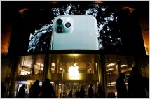 애플 "화웨이에 질 수 없다"…아이폰 할인 판매