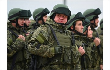 러시아군, 무기 대신 소총·야전삽 들고 우크라이나 거점 공격 명령