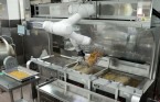 두산로보틱스, 단체급식용 튀김 만드는 협동로봇 공개