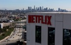 넷플릭스, ‘새 시대’ 진입…헤이스팅스 퇴장·광고 확대