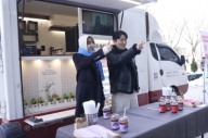 엘레나 모델 소이현, 유한양행 임직원 위한 커피차 이벤트 진행 外