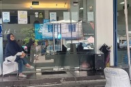 우리소다라은행 KC 수카부미 지점, 대기열 매매 의혹