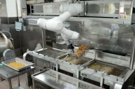 두산로보틱스, 단체급식용 튀김 만드는 협동로봇 공개