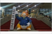 코레일, 서울·부산·광주송정역에 새해맞이 대형 원숭이 인형 설치
