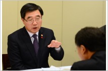 이기권 고용노동부 장관, '9·15 대타협 파탄' 선언한 한국노총에 강도높은 비판