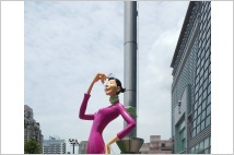 [예비한류스타(12)] 꽃바람 탄 의지의 조각가 김경민…권위 벗고 평범한 삶 작품에 담아 사람들과 교감