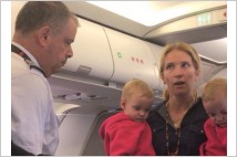 [기상천외 영상] 아메리칸 항공, 아이 유모차 빼앗아 논란…누리꾼들 경악