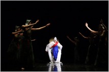 [무용리뷰] 정재만류 춤의 정수 보여준 한국무용…이미희 안무‧구성의 '회상'