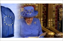 영국 여왕, 모자로 브렉시트 반대?… 왕관 아닌 ‘反브렉시트 모자’