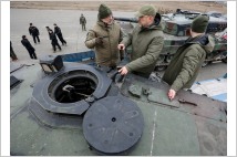 “우크라이나, 노획한 러시아 탱크 수리 ‘푸틴 깡패’ 잡는다”