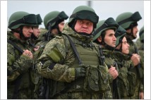 러시아군, 무기 대신 소총·야전삽 들고 우크라이나 거점 공격 명령