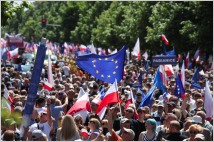 폴란드, 수십 만명이 민주주의 지지 반정부 시위 행진