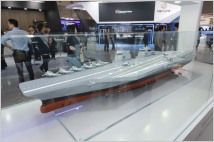 HD현대중공업이 첫 공개한 중형 한국형 항모 모델…KF-21N 실렸다
