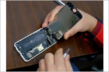 EU, 삼성·애플 스마트폰 배터리 분리 의무화 재추진