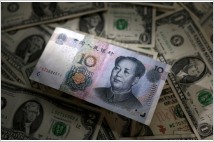 중국, 위안화 가치 하락 막기 위해 시장 개입 강화