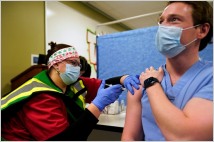 美 일부 병원, 코로나19·독감 확산에 마스크 의무화 재개