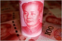 중국 위안화, 4개월 만에 최저치로 곤두박질…국유 은행, 통화 방어 나서