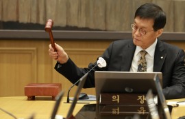 한은, 기준금리 2.50% 동결...집값에 '발목'