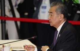 中 왕이 "日 총리 대만 발언, 레드라인 넘어"