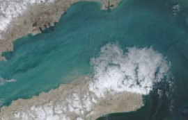 이란, 호르무즈 해협 재봉쇄...유조선 피격