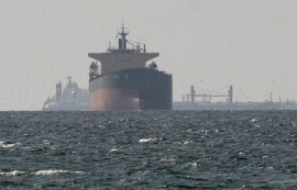 이란 "호르무즈 통과 모든 선박 공격할 것"