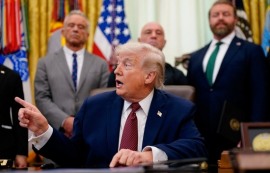 트럼프, 이란 항구 봉쇄 연장 지시...압박 강화